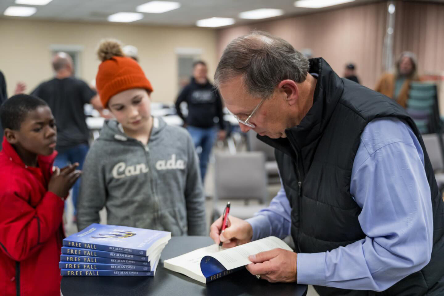 Rex Davis signing copies of Free Fall